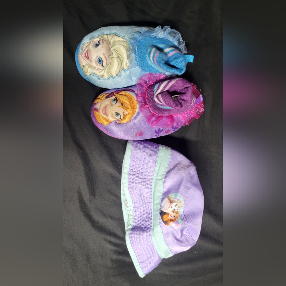 Disney frozen Kids Hat OSFM And Slippers Size 7/8 Toddler.